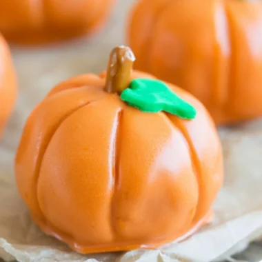 No-bake pumpkin shaped Oreo balls decorated for autumn treats