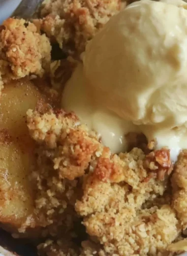 Delicious sugar-free apple crisp topped with oats and cinnamon