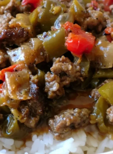Delicious cozy beef and pepper rice bowls served in a bowl